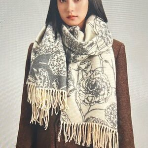 Gray& White Vintage Rose Reversible Wrap